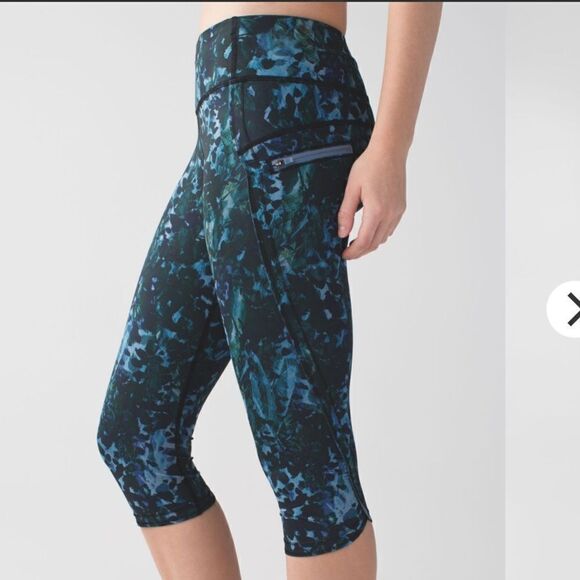 Lululemon Run: Top Speed Crop *Full-On Luxtreme
Floral Backdrop Blue Denim Multi - Picture 3 of 12